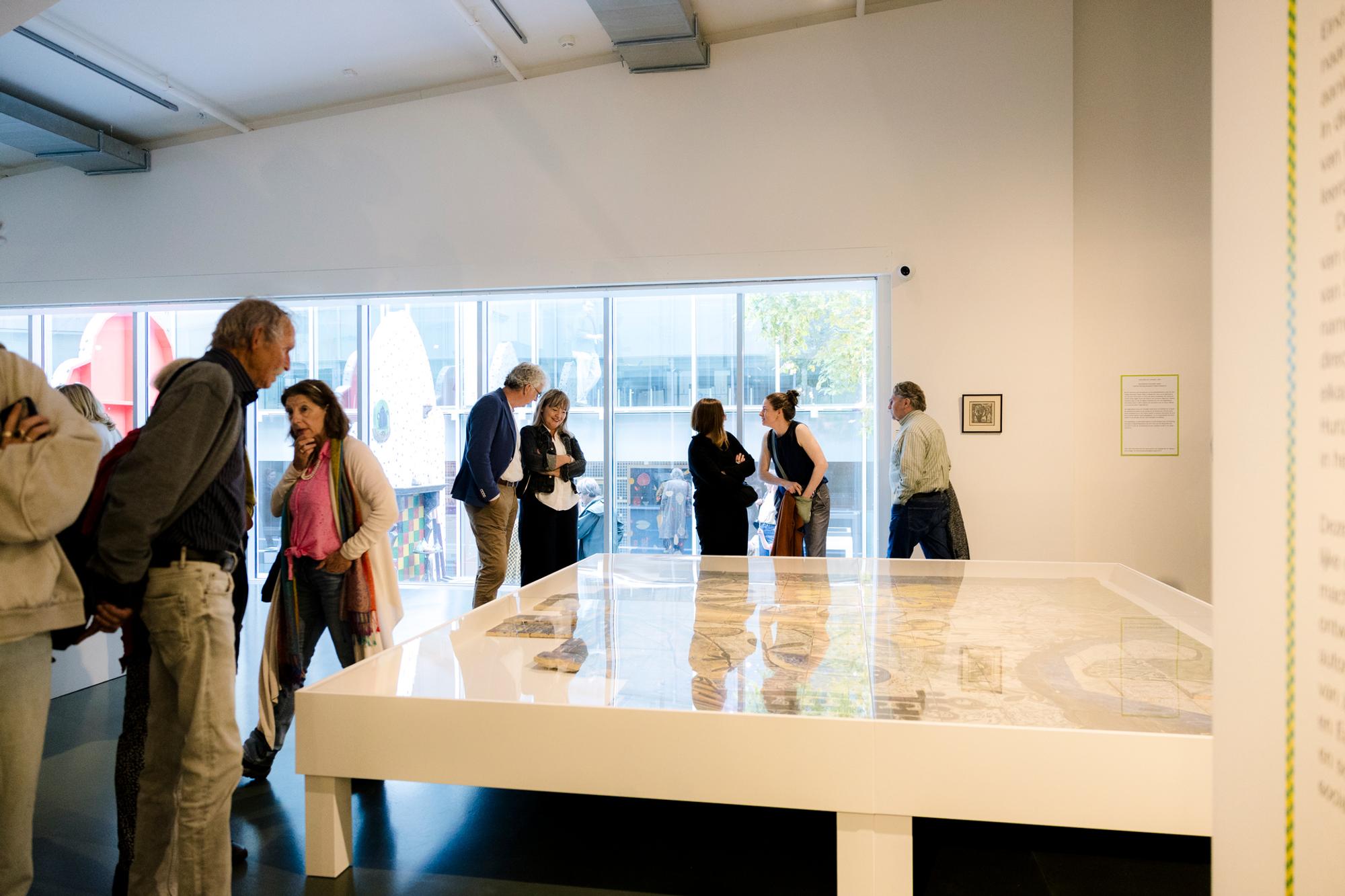 Bezoekers in het museum
