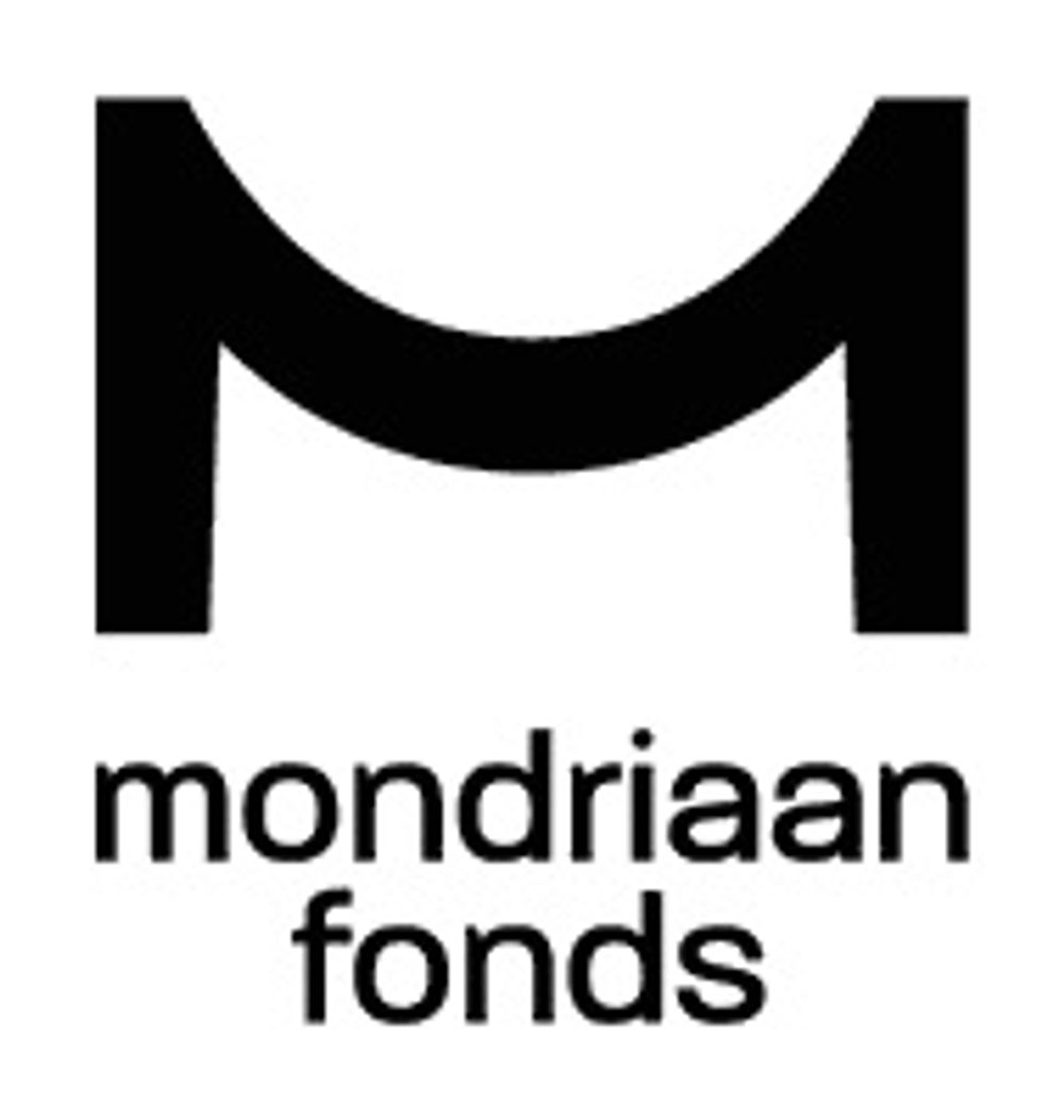 Logo met zwarte tekst “Mondriaan Fonds” en een grote, brede, zwarte letter M erboven.