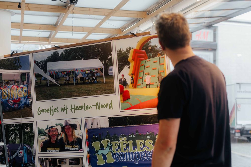 Kunstenaar Maarten bel tijdens de opbouw in de vitrine van SCHUNCK.