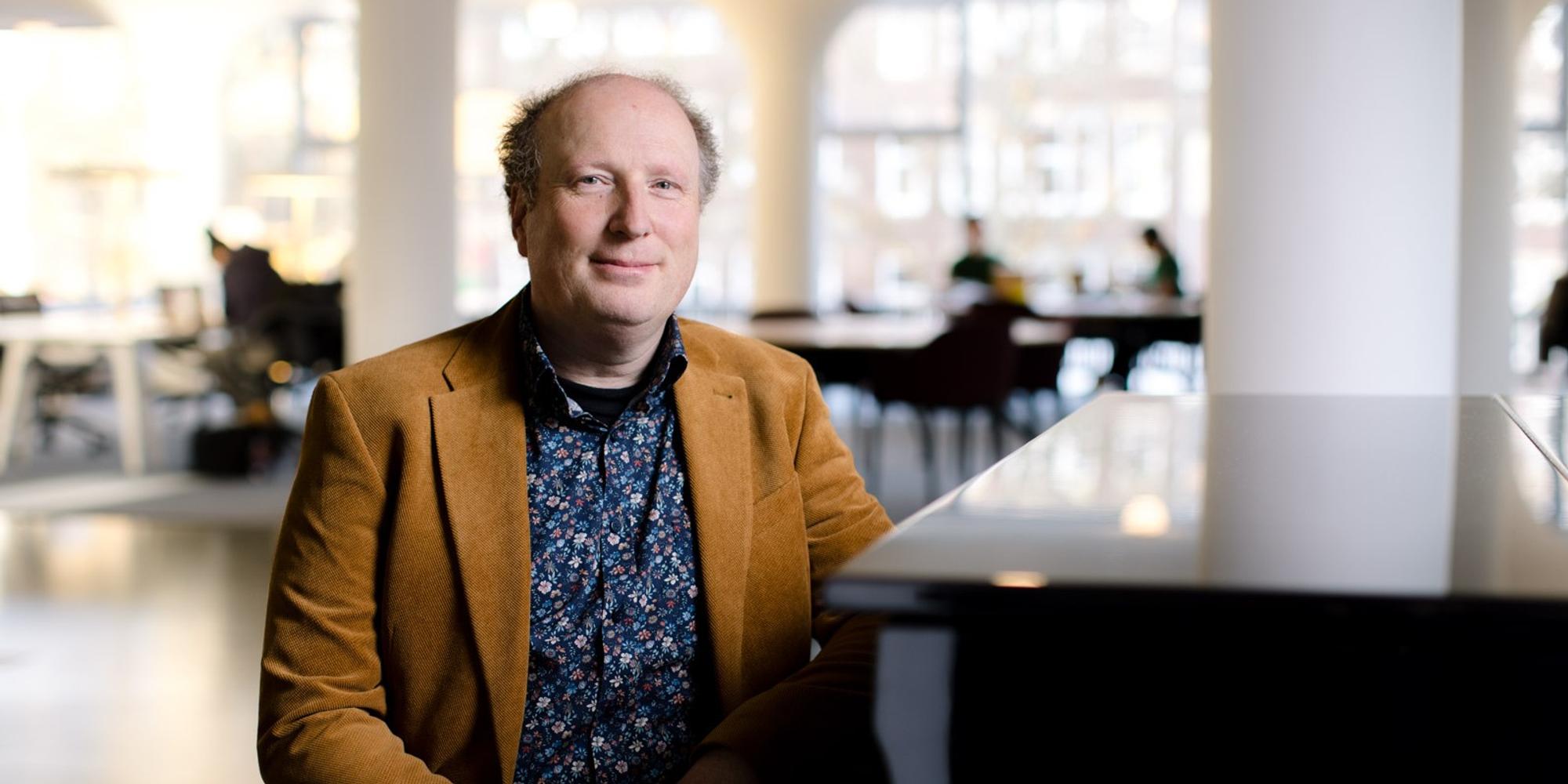 Portret van Arno Kerkhof achter een piano in het Glaspaleis.