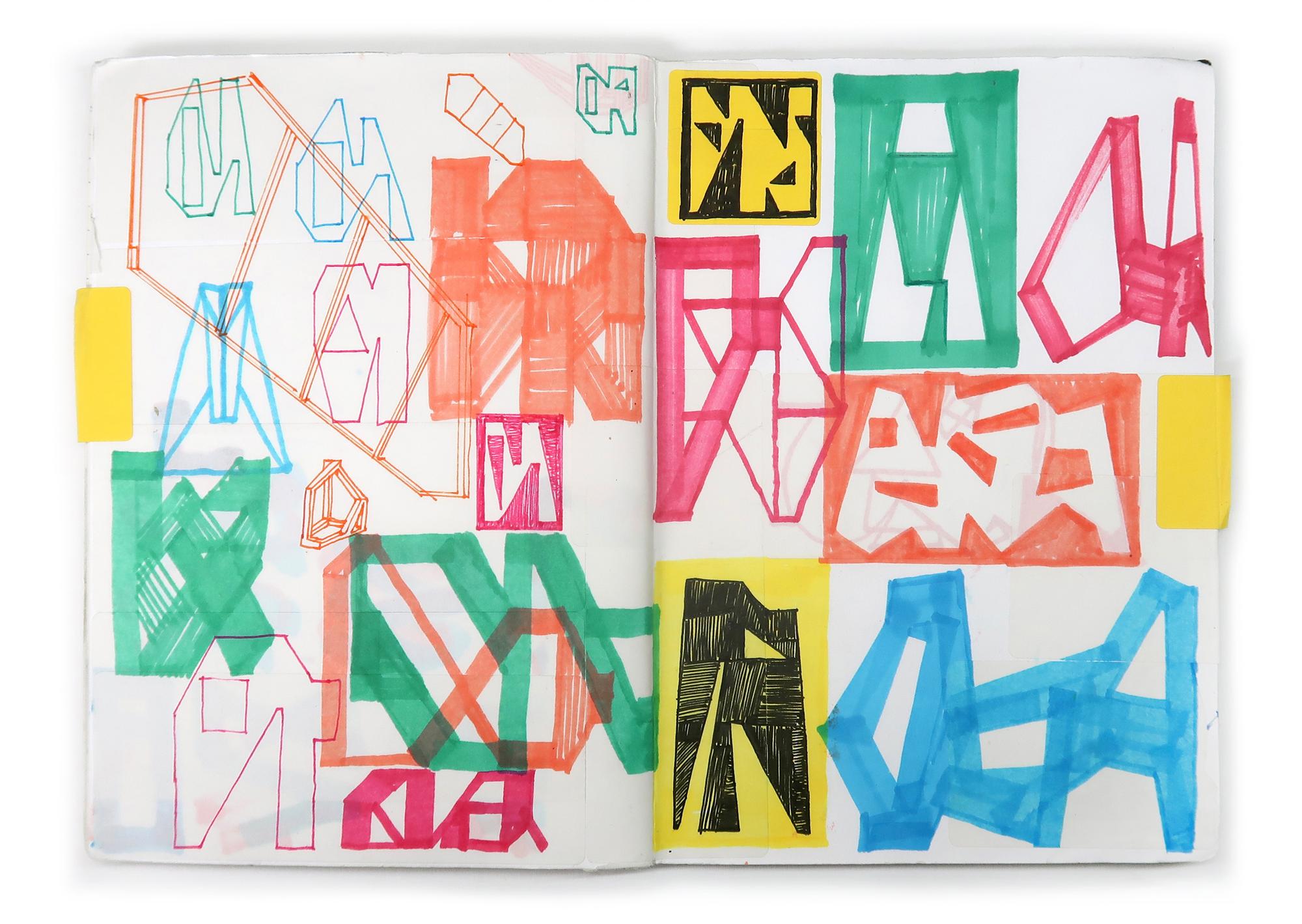 Open boek met twee pagina’s vol kleurrijke, abstracte letterachtige vormen in roze, groen, blauw, oranje, geel en zwart, opgebouwd uit transparante lijnen en vlakken.