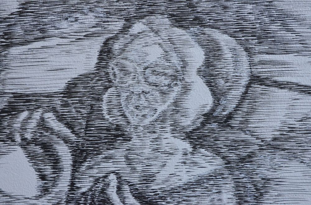 Detail van een muurschildering door Fiona Lutjenhuis bij SCHUNCK, met zwart-witte lijnen die samen een vervaagd, spookachtig gezicht vormen.