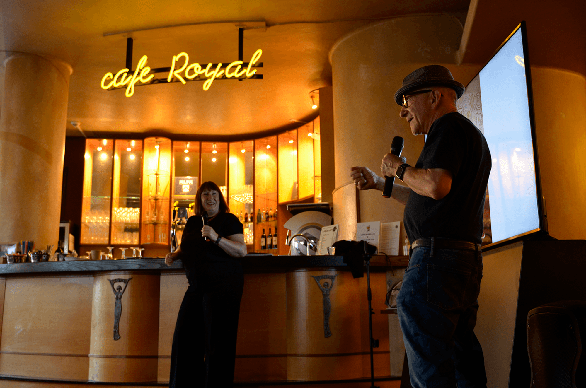 Twee sprekers in het Royal Theater tijdens het Keith Café.