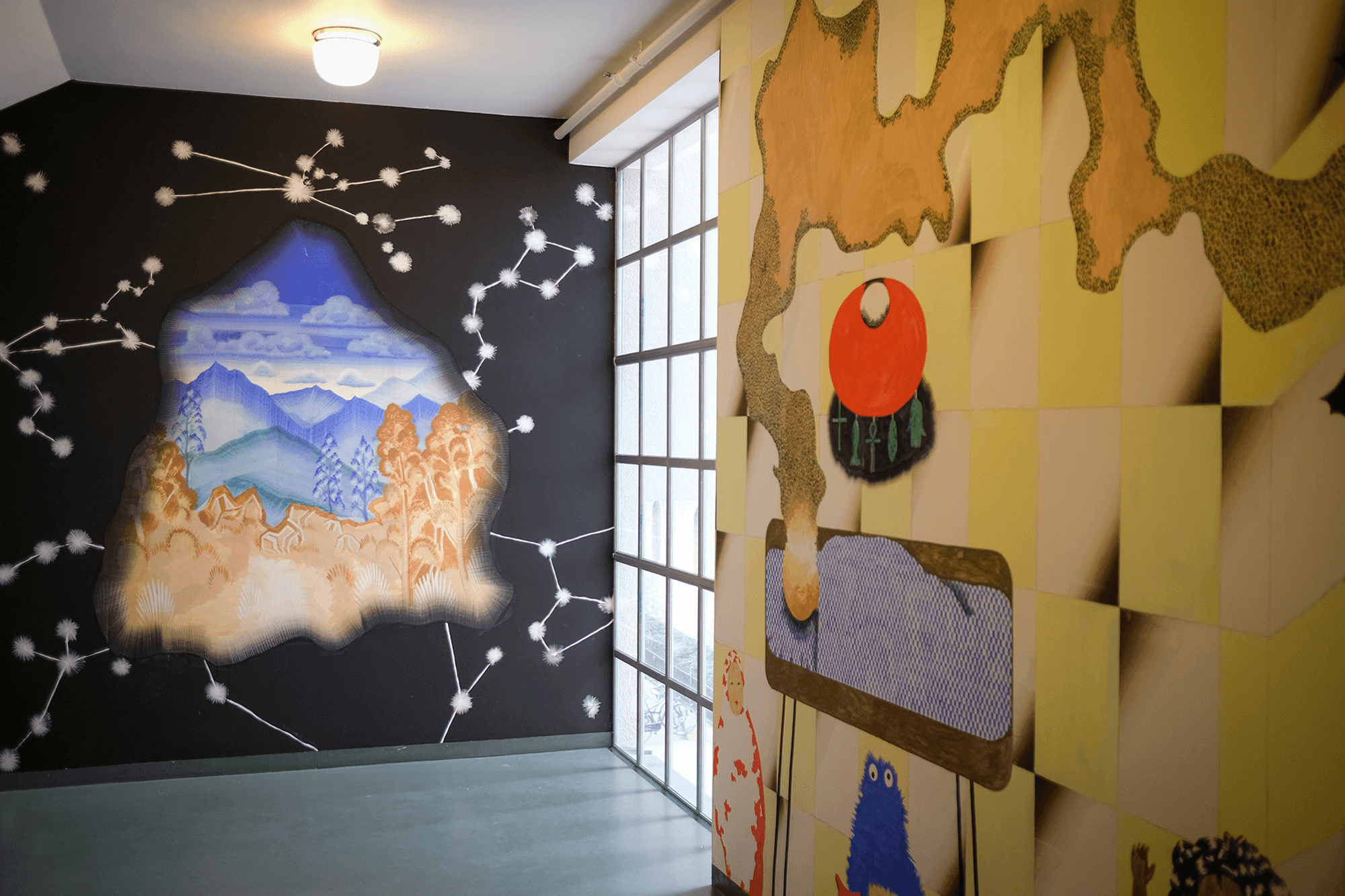 Muurschildering bij SCHUNCK met links een opening naar een schilderachtig berglandschap en rechts abstracte vormen, figuren en een felrode zon, gemaakt door kunstenaar Fiona Lutjenhuis.