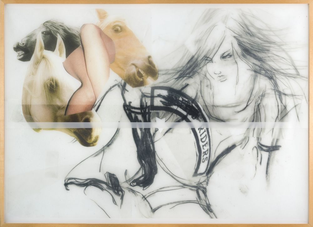 Collageachtig werk van Donya Saed met getekende figuren en paarden, gecombineerd met transparante lagen en fotografische elementen op licht papier.