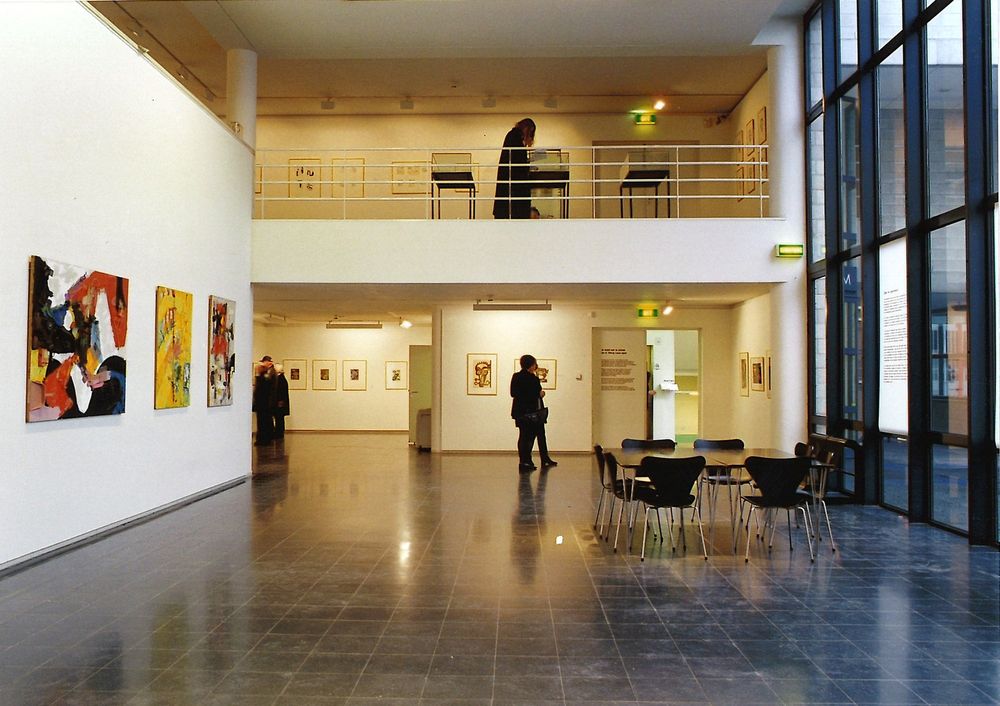 Tentoonstelling van werk van Jan Elburg bij bij de Stadsgalerij (1999–2000), gefotografeerd door Anne Gold.