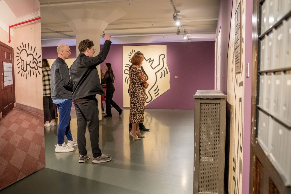 Bezoekers in het museum tijdens opening Keith Haring expositie. 