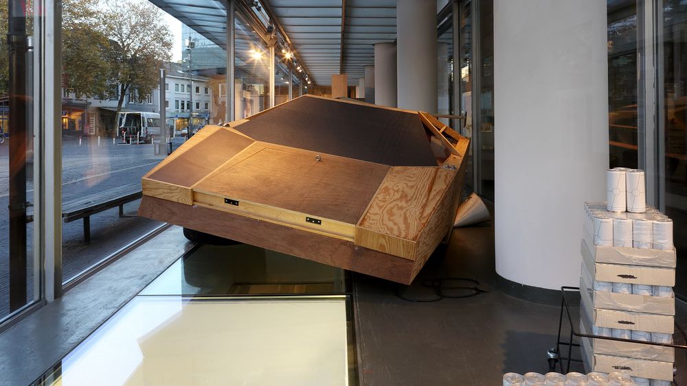 Houten object van de expositie Nomadic Mountains in de vitrine van SCHUNCK.