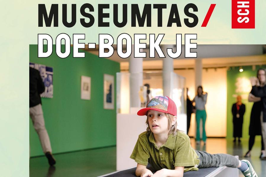 Voorzijde van het "Museumtas Doe-boekje" van SCHUNCK met daarop een kind met een rode pet dat op de grond ligt in een museumruimte, omringd door kunstwerken aan groene wanden en andere bezoekers op de achtergrond.