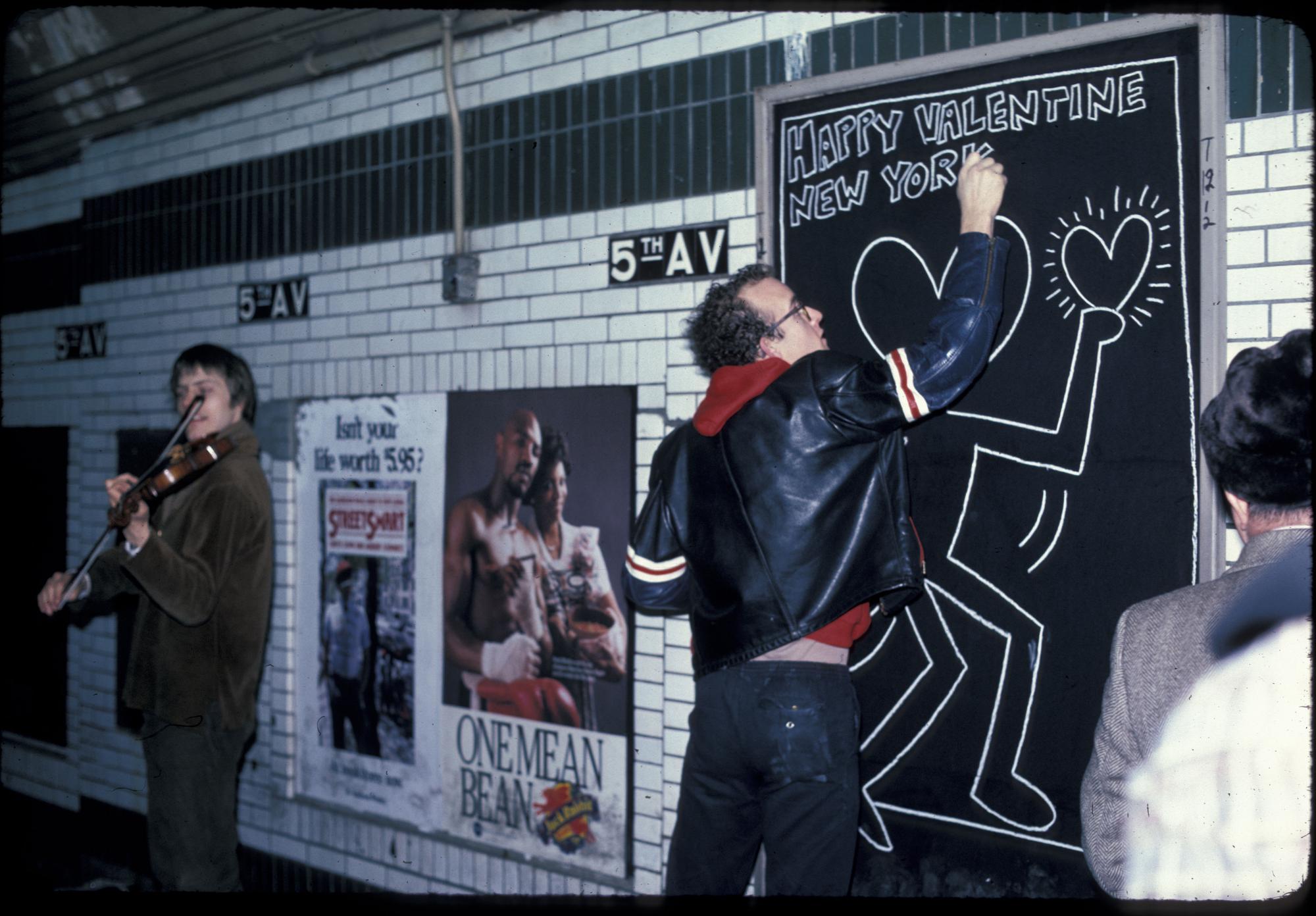 Keith Haring tekent met krijt een figuur in de New Yorkse metro.