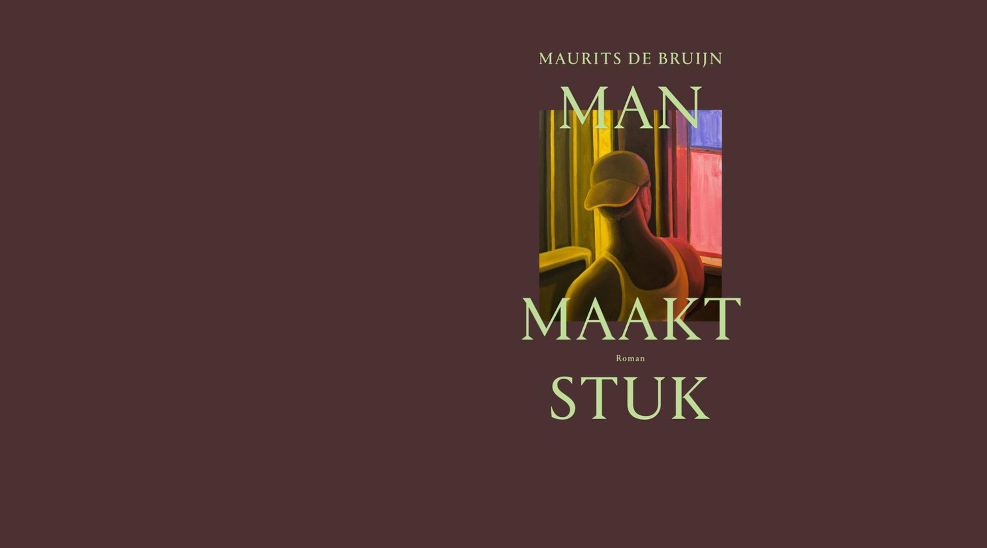 Boekomslag van Man maakt stuk van Maurits de Bruijn, met een geschilderde figuur die van achteren te zien is in een interieur. De illustratie gebruikt warme kleuren en toont een raam met licht dat naar binnen valt.