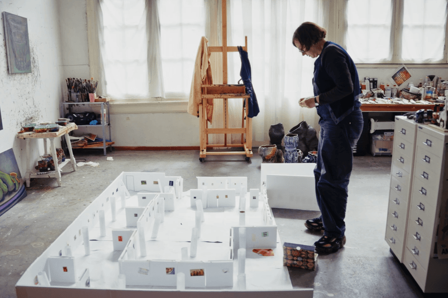 Ina van Zyl staat voor een maquette van het schunck museum in haar atelier