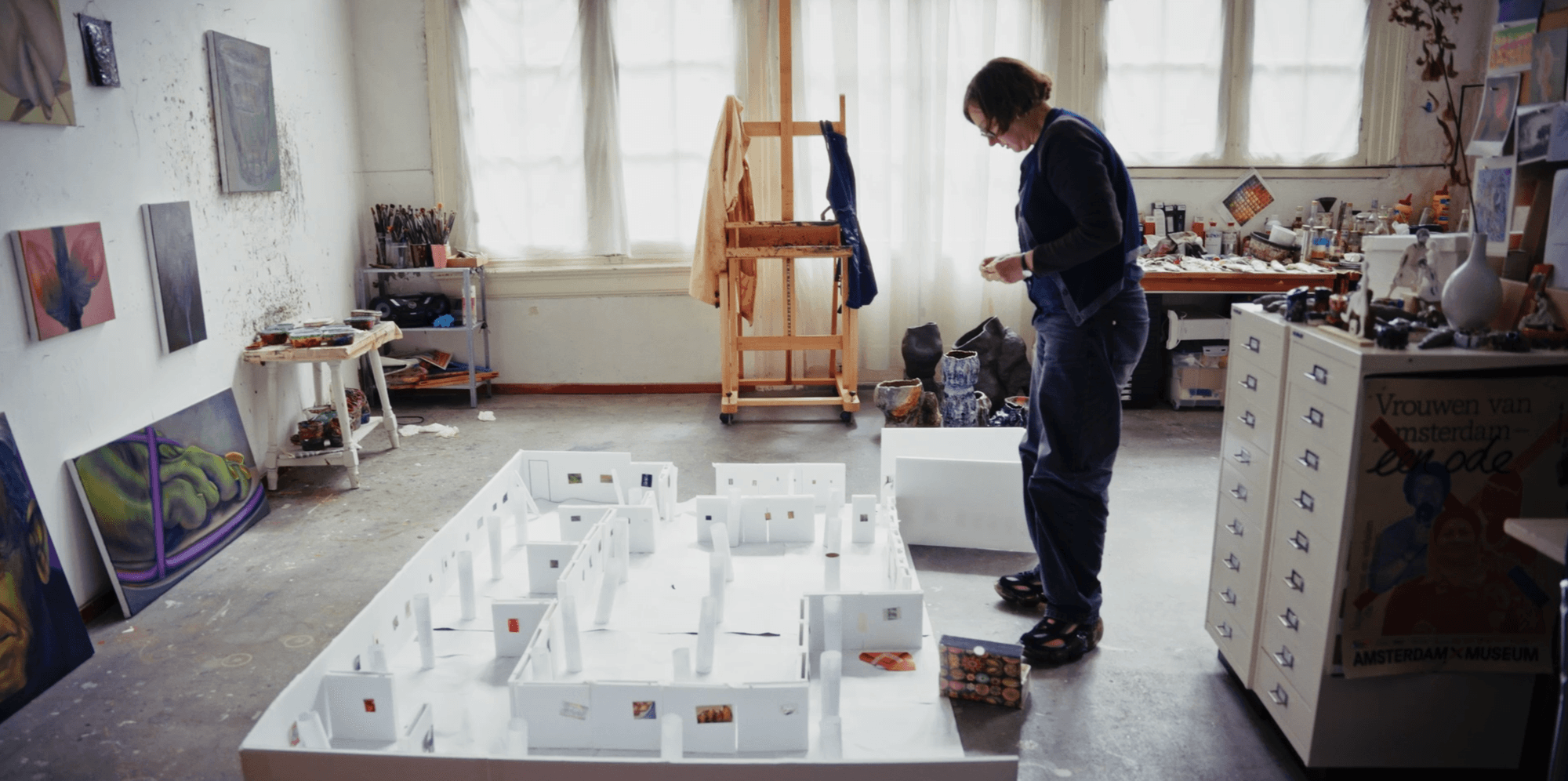 Ina van Zyl staat voor een maquette van het schunck museum in haar atelier