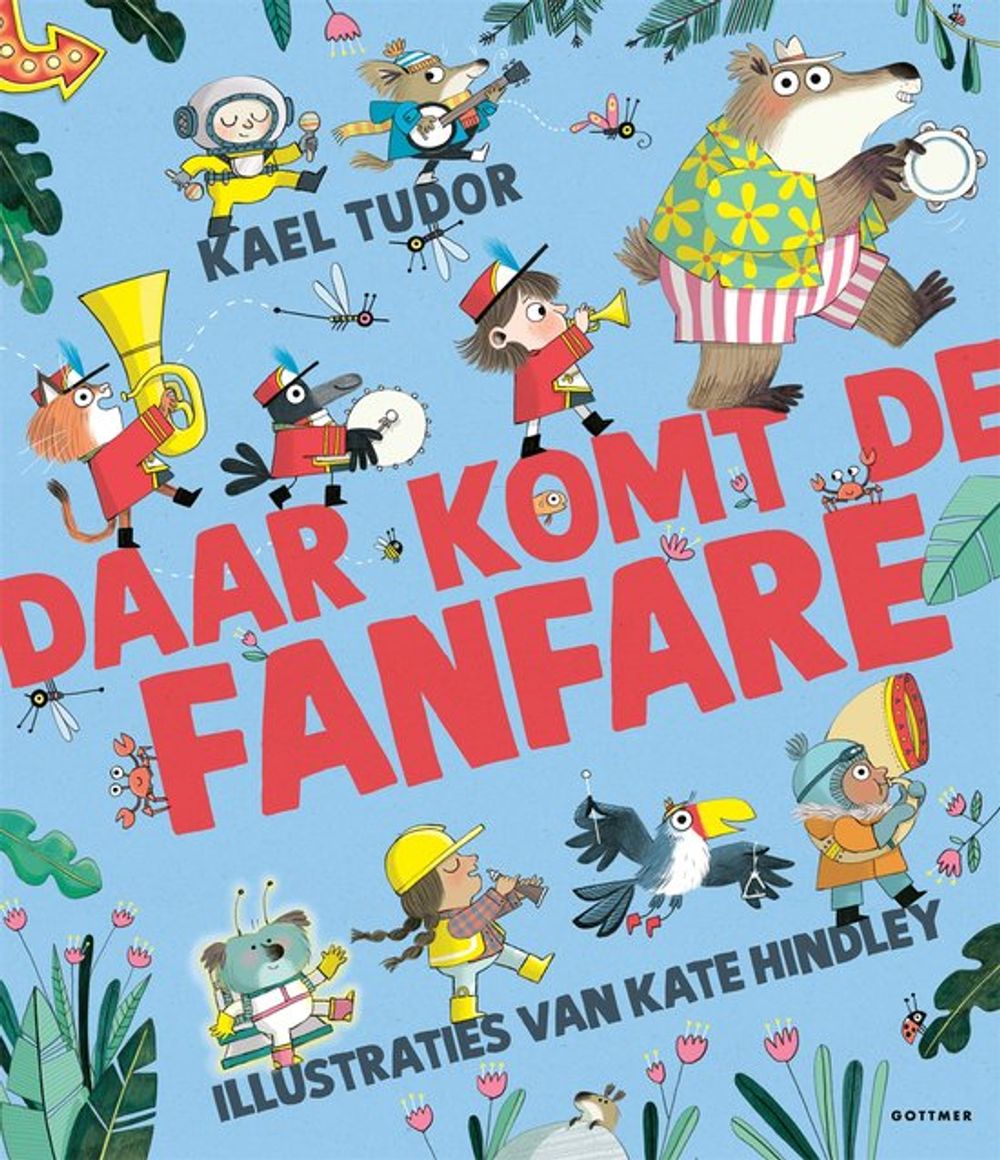 Boekomslag van 'Daar komt de fanfare' van Kael Tudor. Op een lichtblauwe achtergrond speelt een kleurrijke optocht van dieren en kinderen verschillende muziekinstrumenten, terwijl de titel groot in rode letters centraal op de cover staat.
